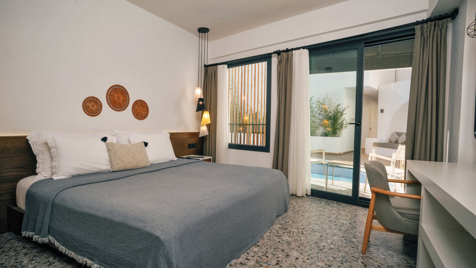 Swim Up Room with Sharing Pool