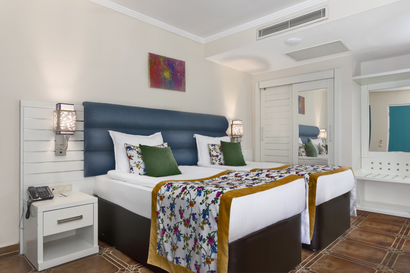 VOLENDAM HOUSE (FAMILIES - COUPLES)