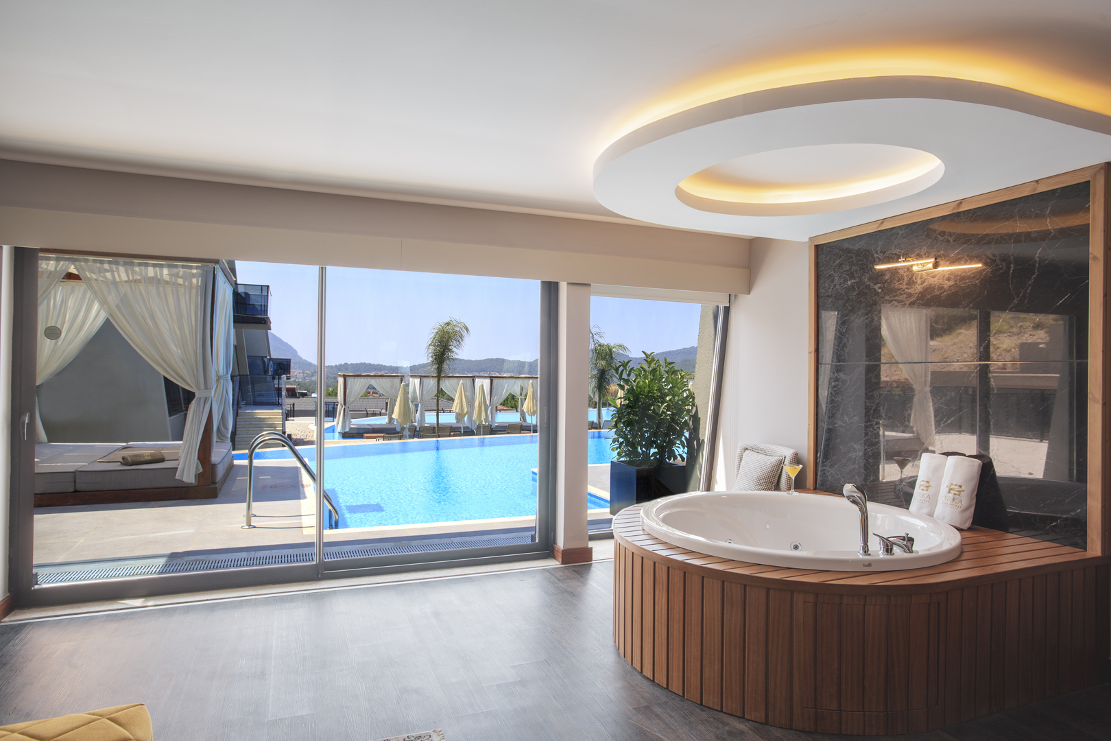 DELUXE SWIM UP SUITE