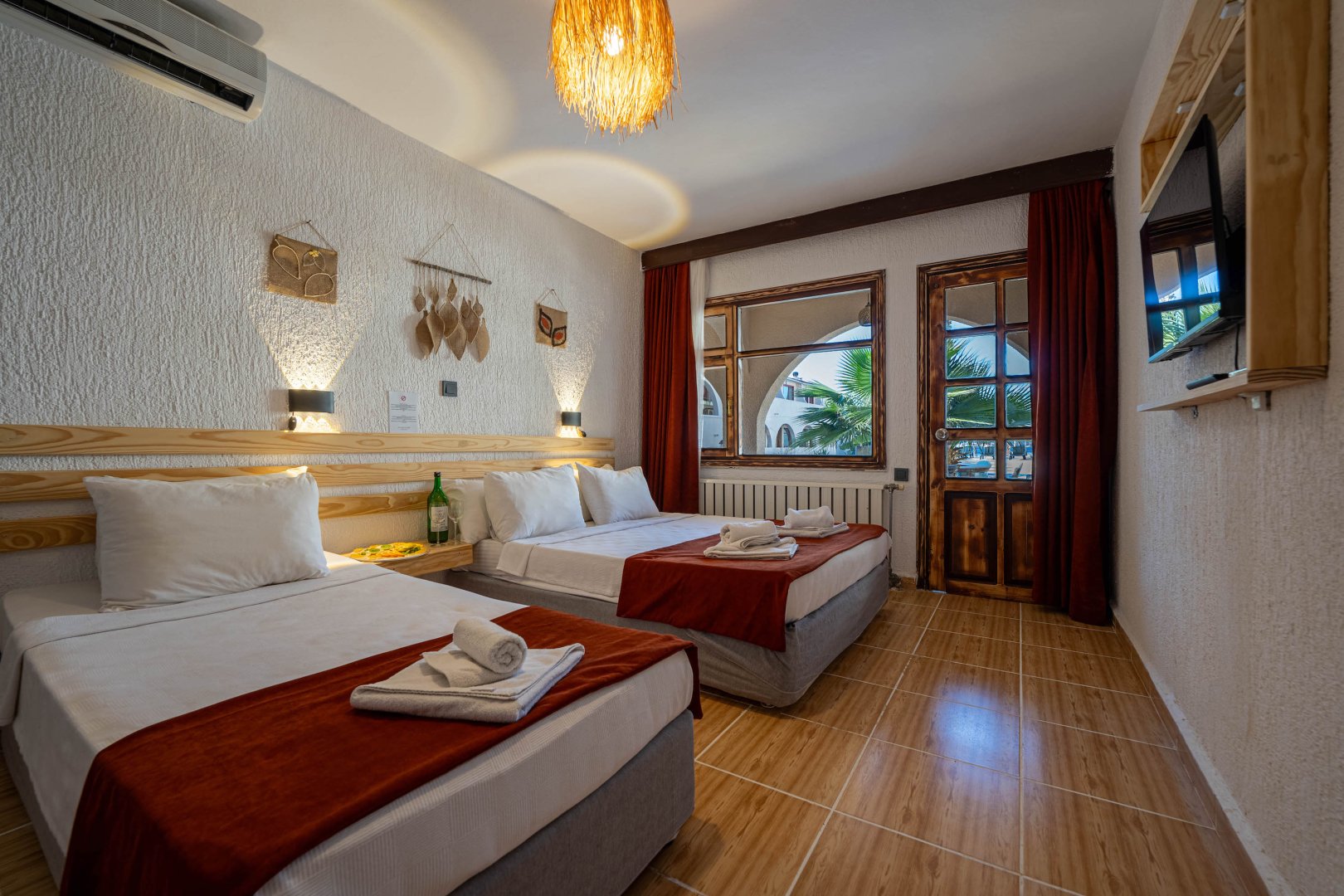 Kısmi Deniz veya Havuz Manzaralı Oda