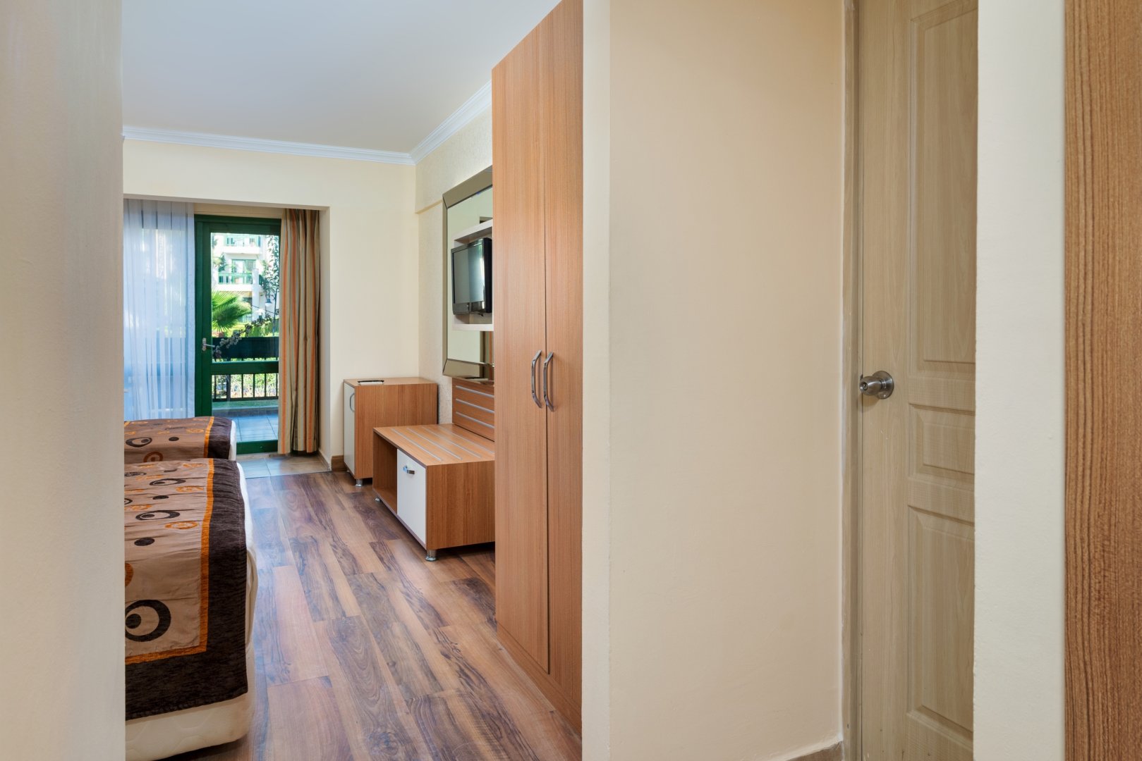 CONNECTION FAMILY ROOM GARDEN VIEW 2 BEDROOM