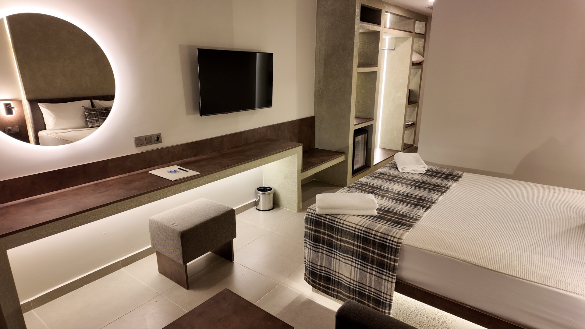 DOUBLE ROOM LAND VIEW 