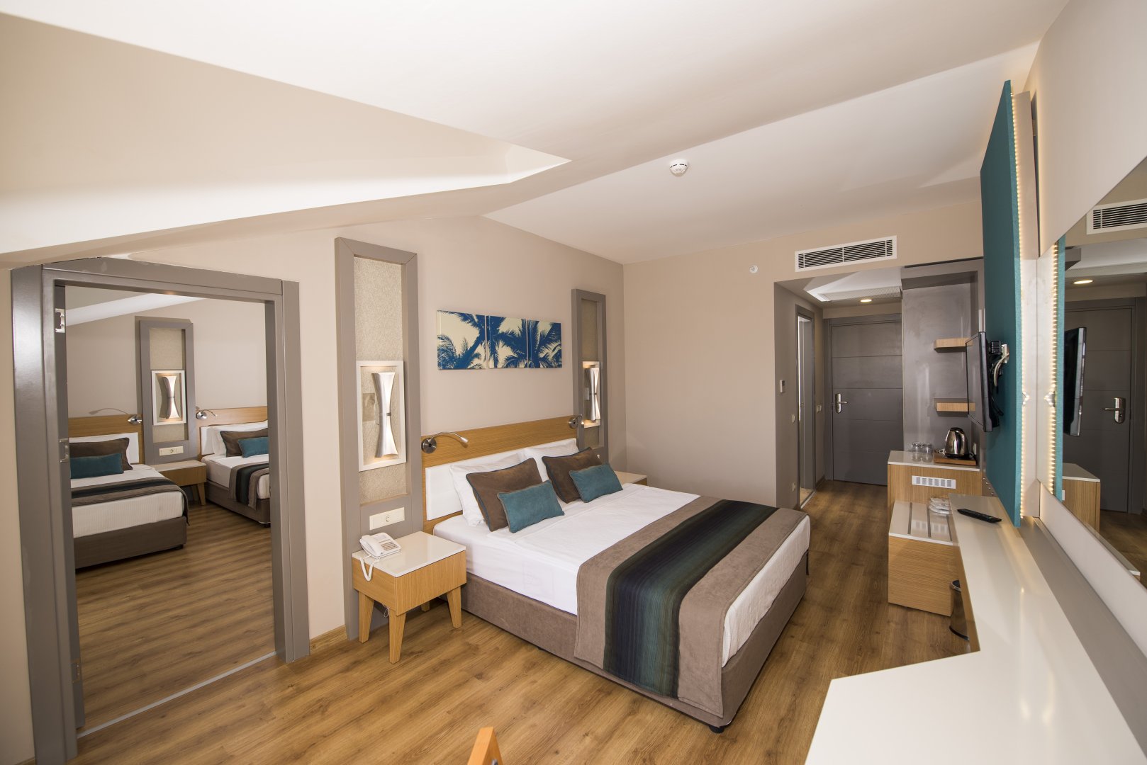 FAMILY ROOM LAND VIEW