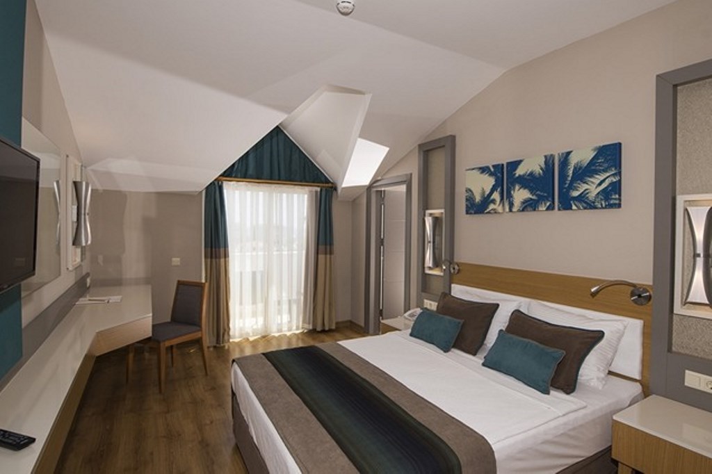 FAMILY ROOM POOL VIEW 