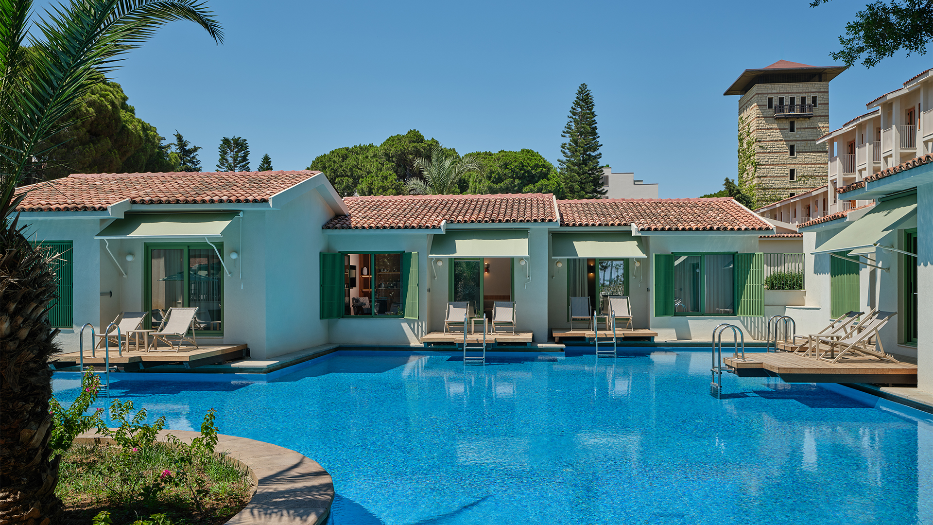 LAKE SUITE DIRECT POOL ACCES +18 AGE