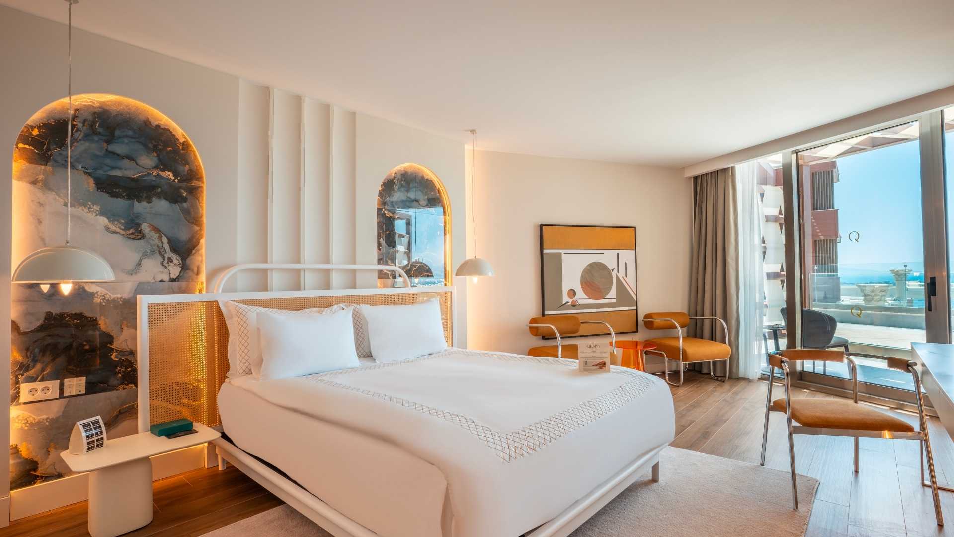 DELUXE WITH SEA VIEW