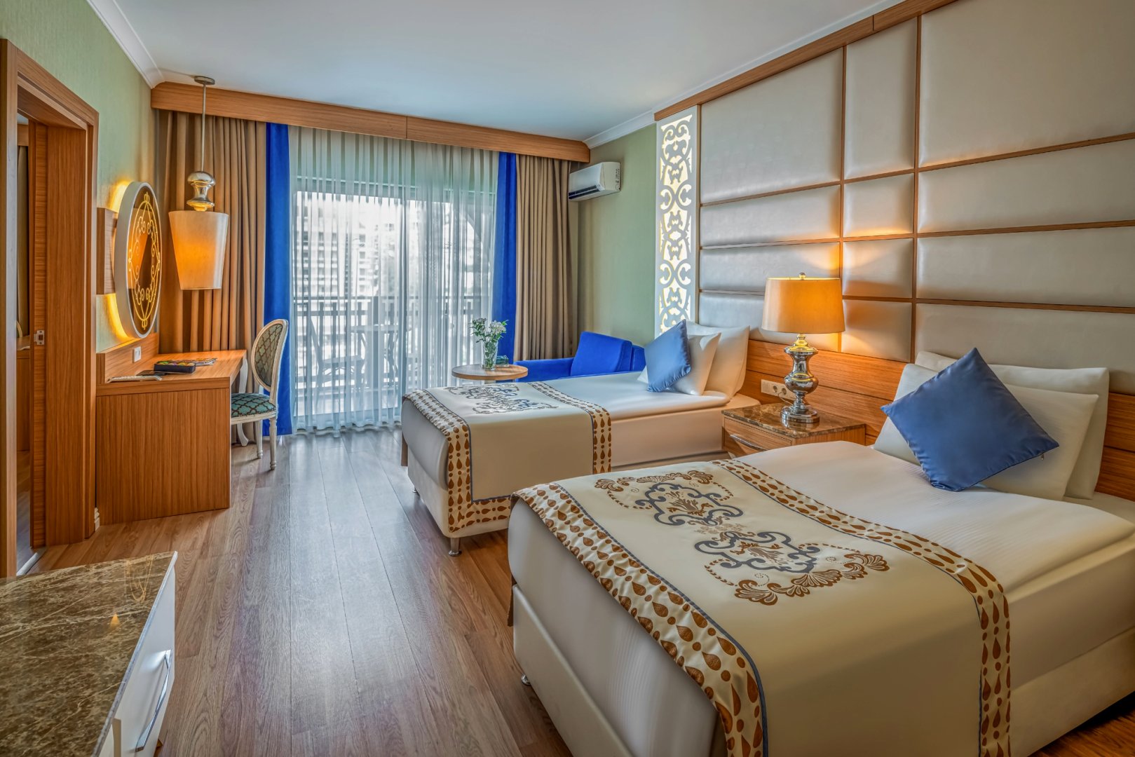 FAMILY ROOM LAND VIEW