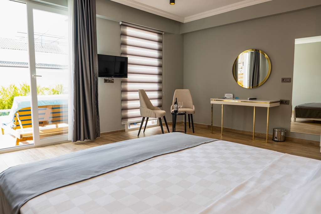 SWIM UP ROOM (POOL VIEW)