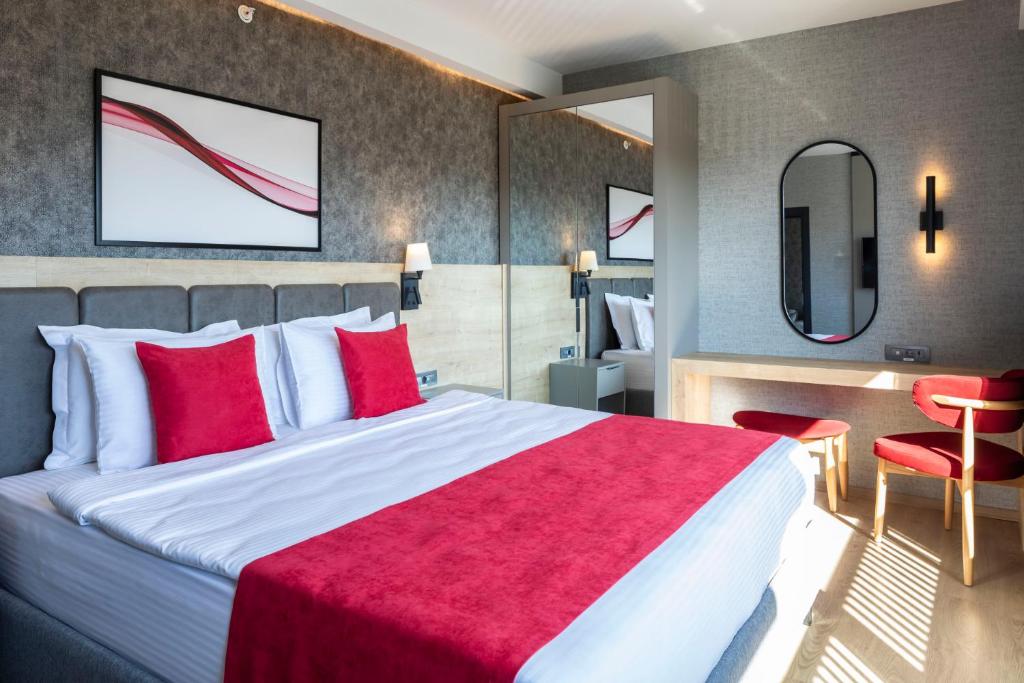 Standart Havuz Manzaralı Oda