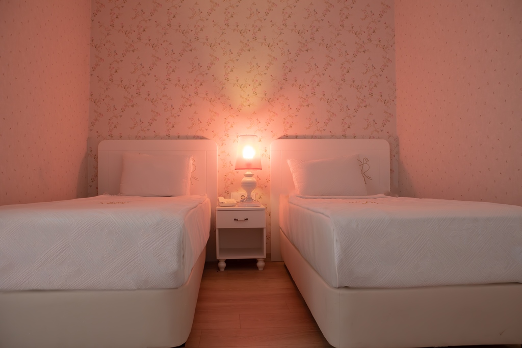 FAMILY ROOM LAND VIEW