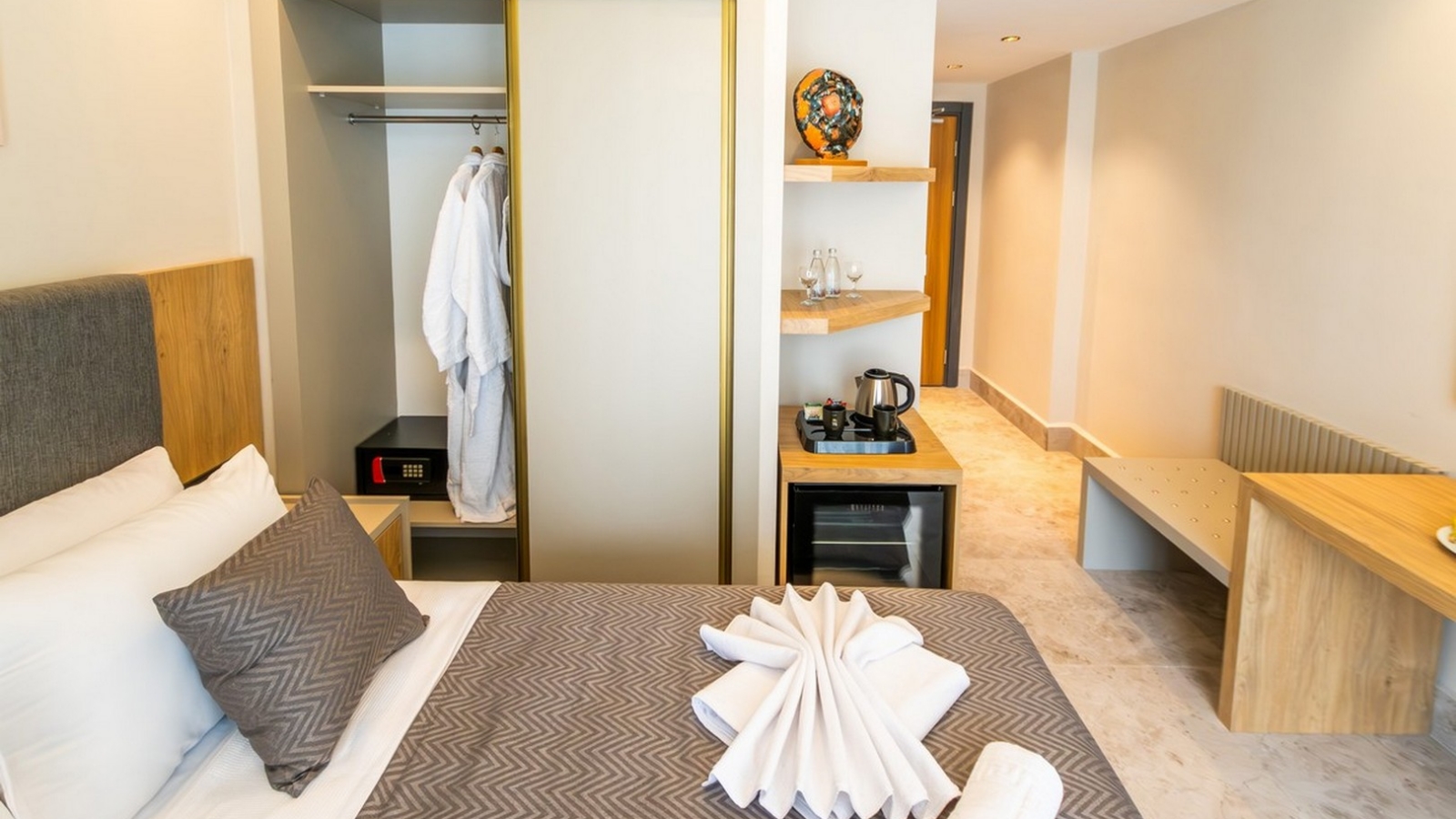 deluxe swim up suite