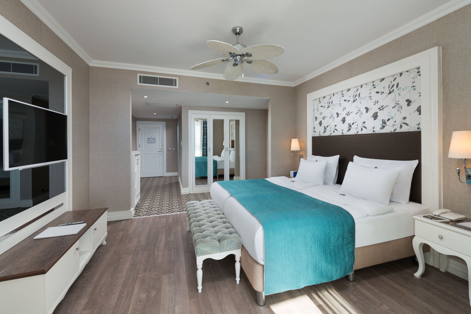 KING SUITE LAND VIEW