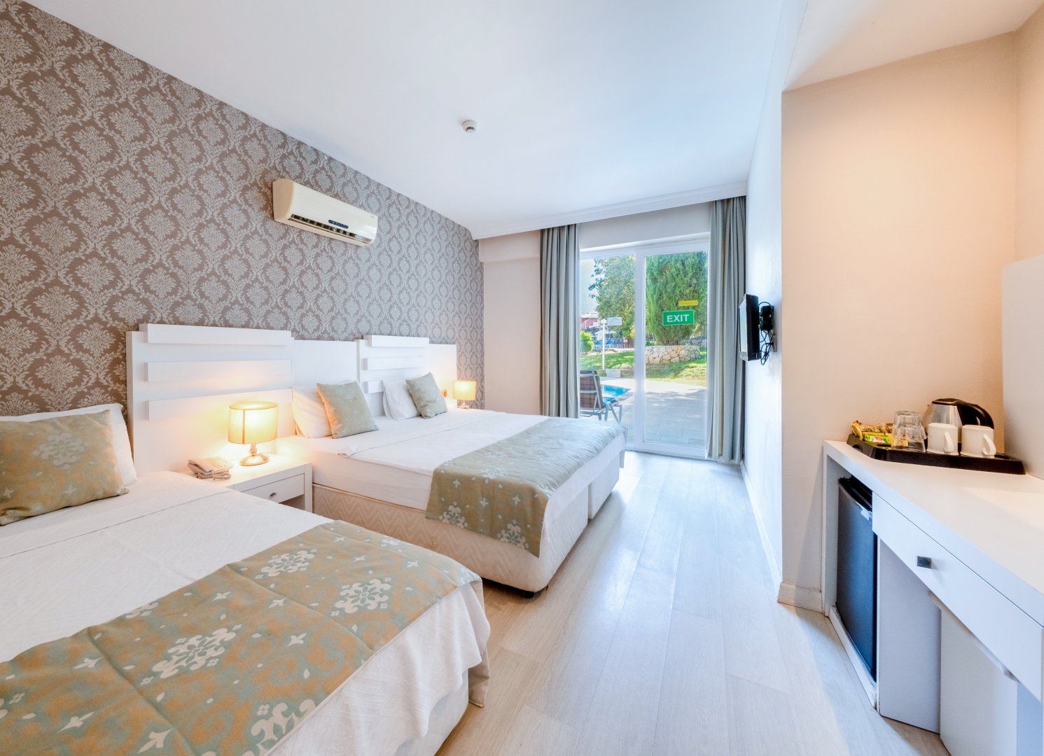 Standard Swim up Room