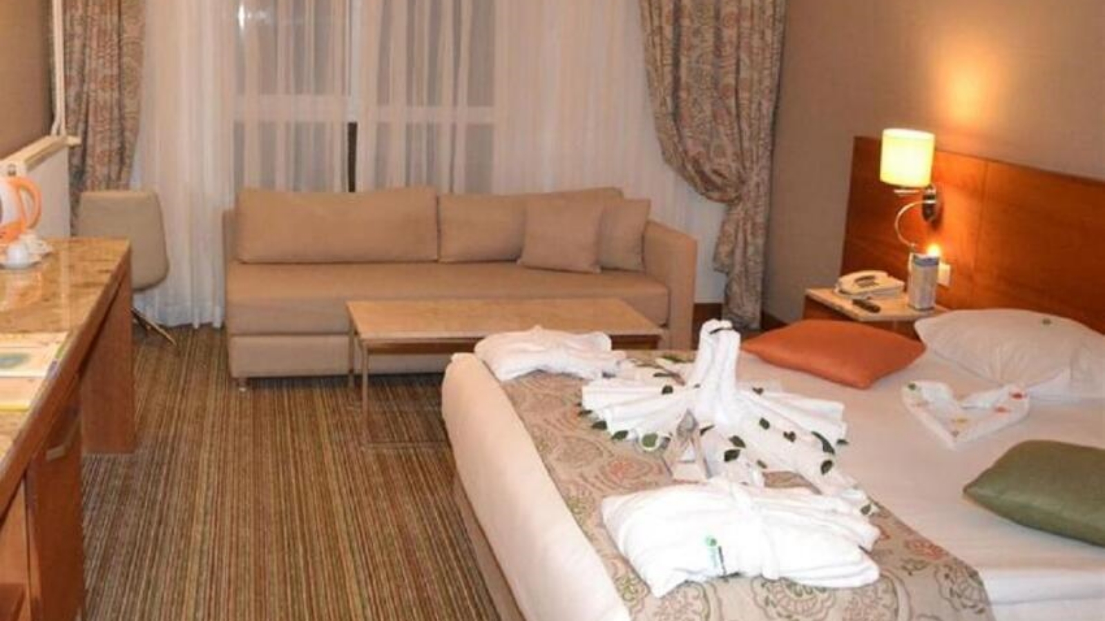 Standart Havuz Manzaralı Oda