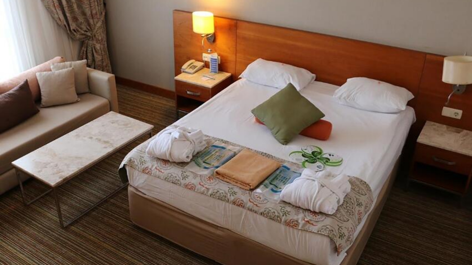 Suit Havuz Manzaralı Oda