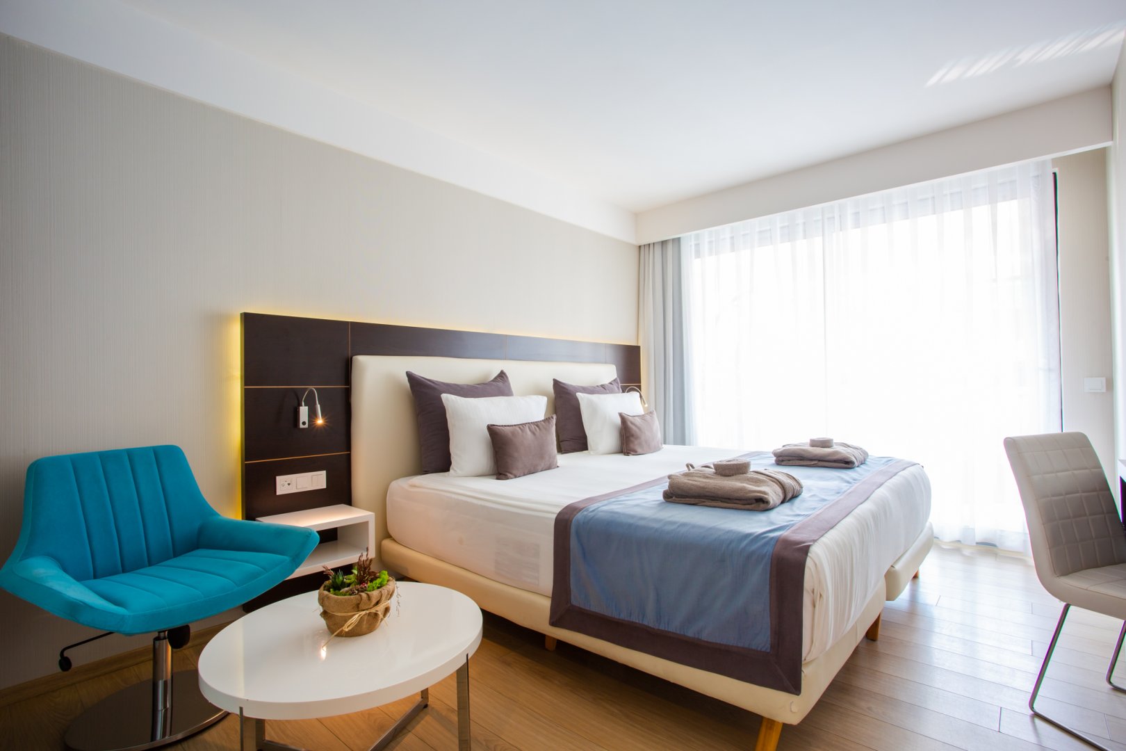 CORNER SUIT LAND VIEW 