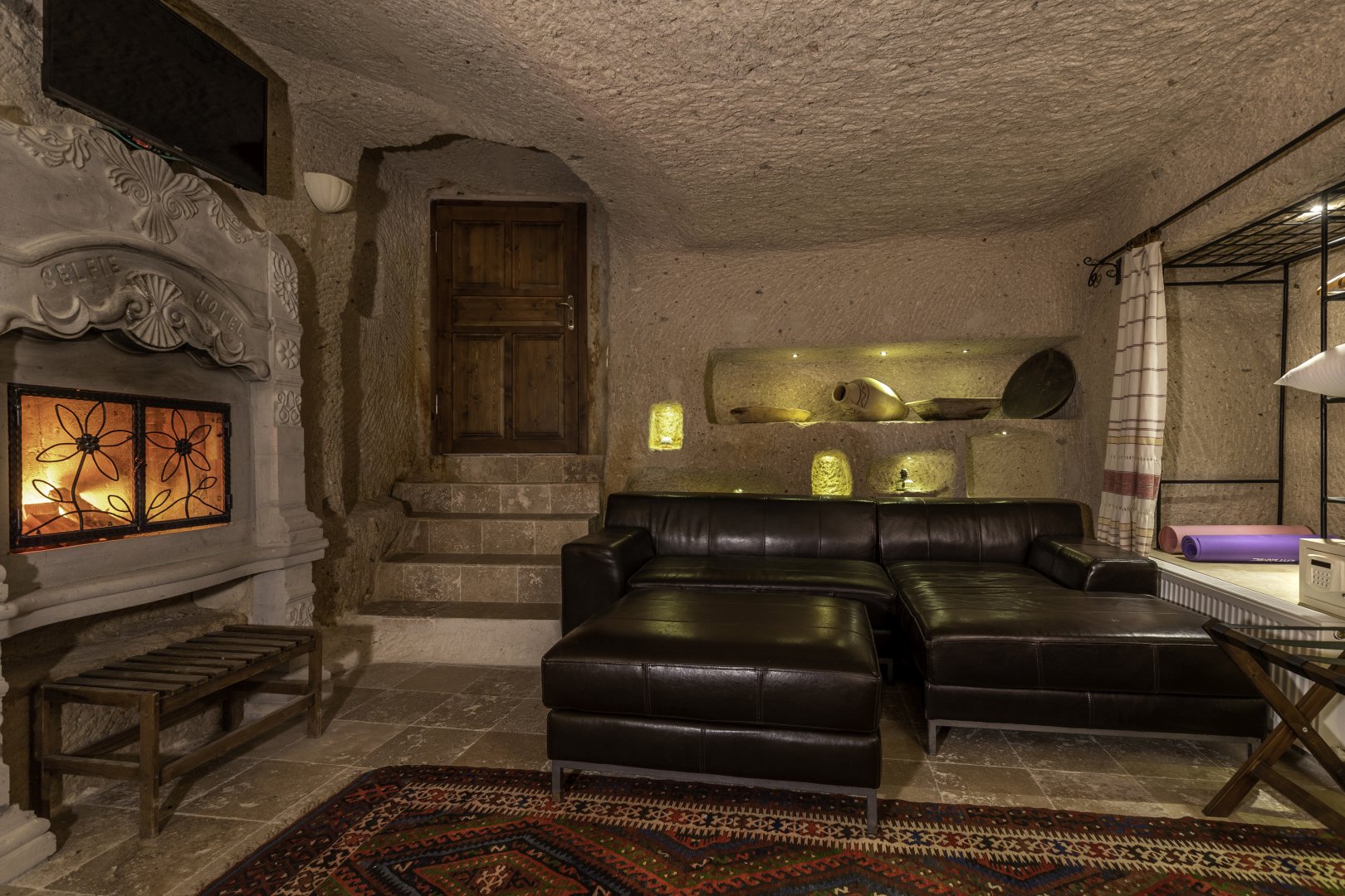 DELUXE CAVE ROOM
