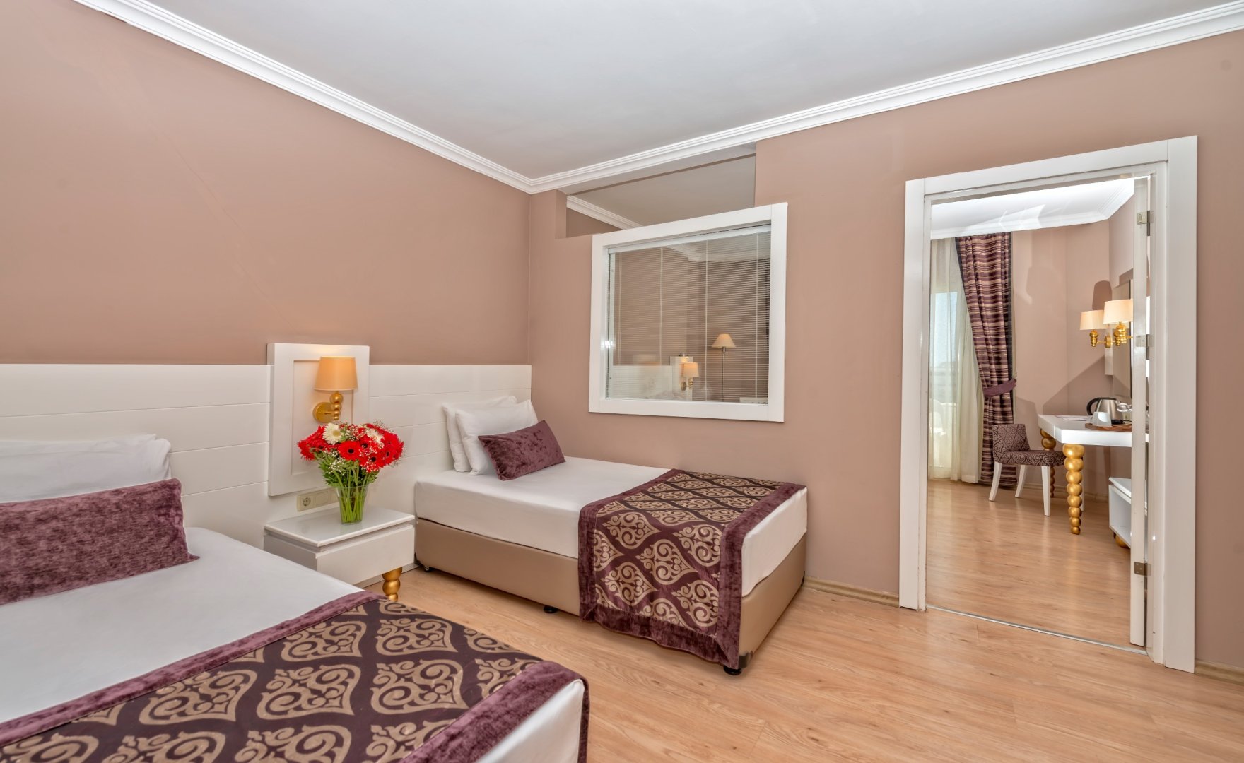 FAMILY ROOM LAND VIEW