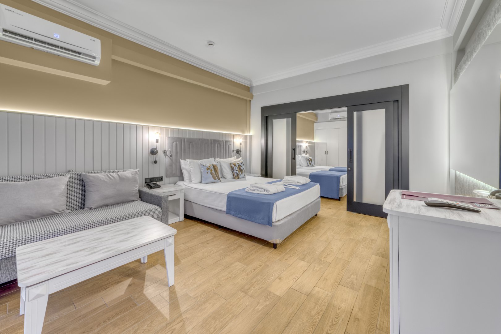 FAMILY ROOM LAND VIEW