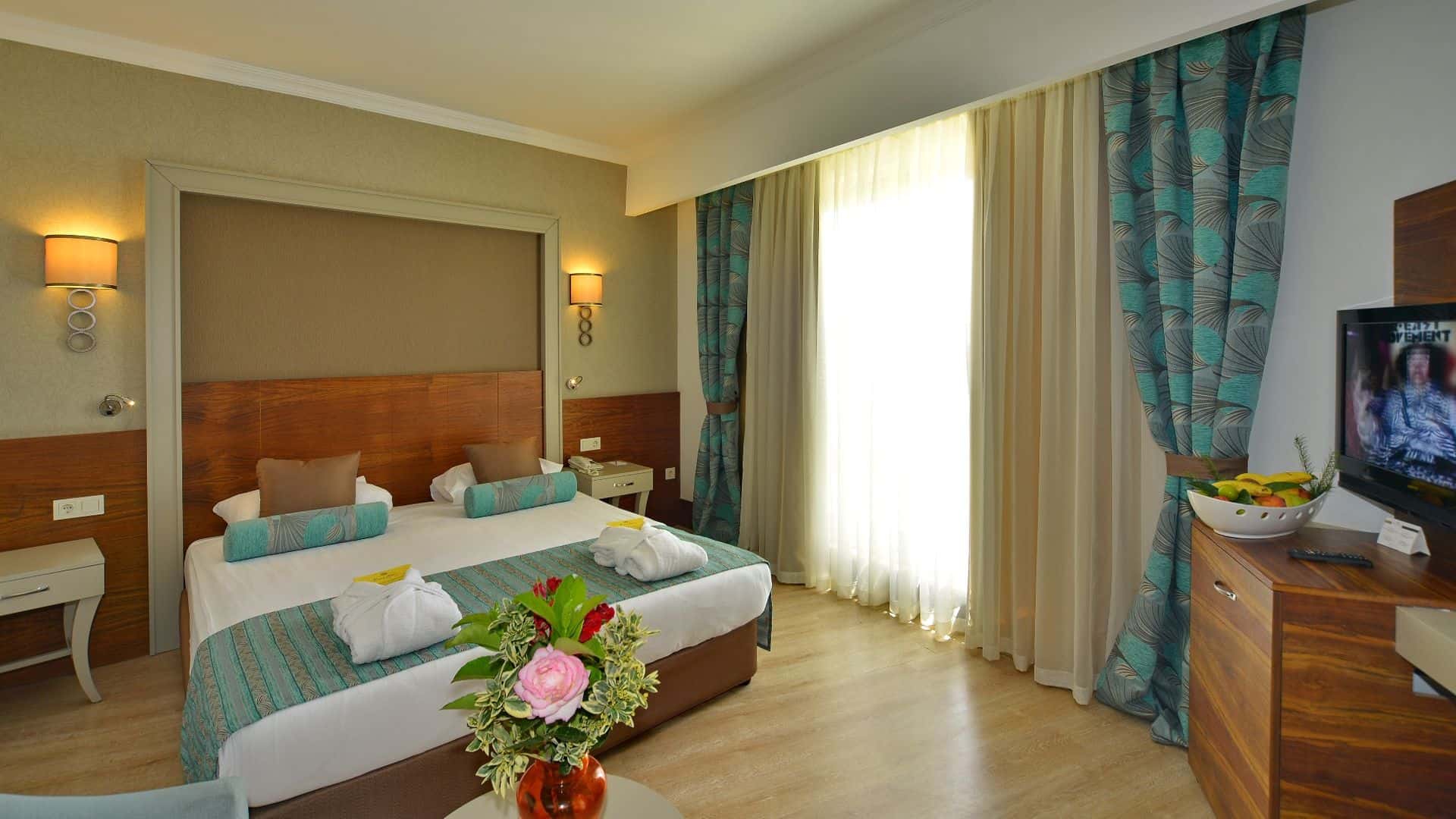 DELUXE ROOM POOL VIEW WITH TERACE 