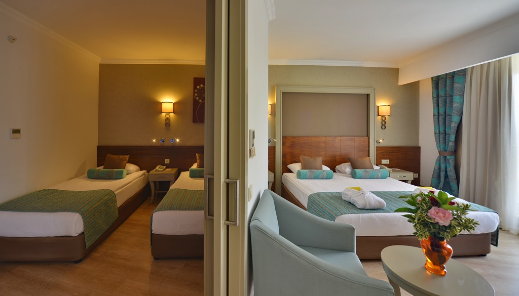 FAMILY ROOM POOL VIEW