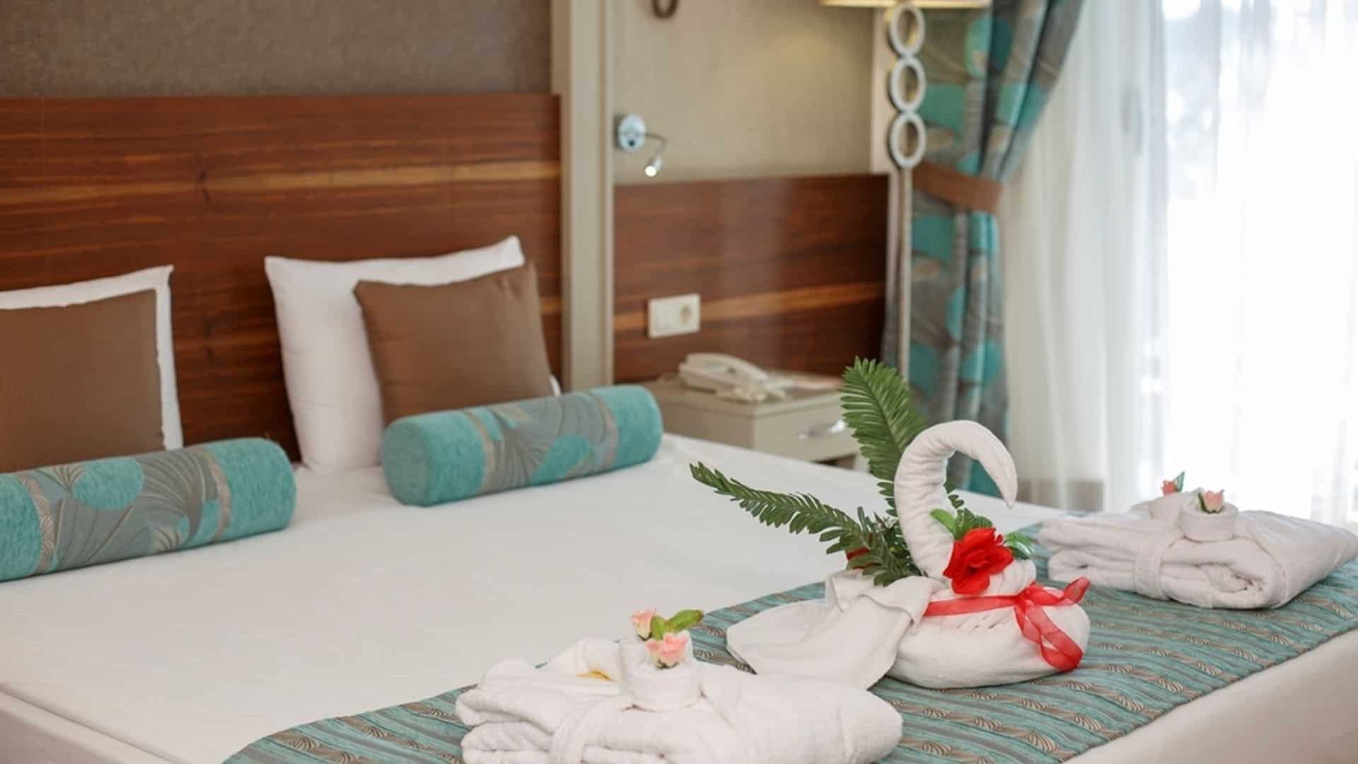 FAMILY ROOM LAND VIEW