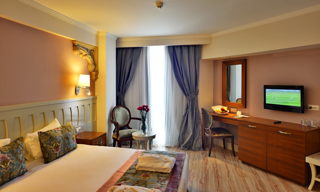 STANDARD ROOM POOL VIEW