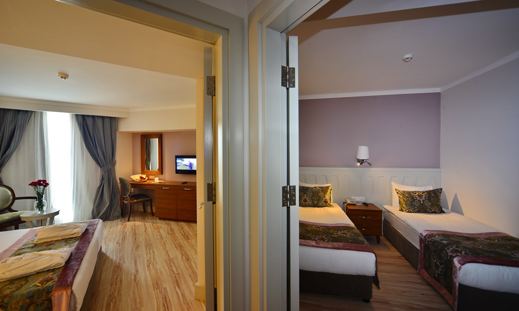 FAMILY ROOM POOL VIEW 