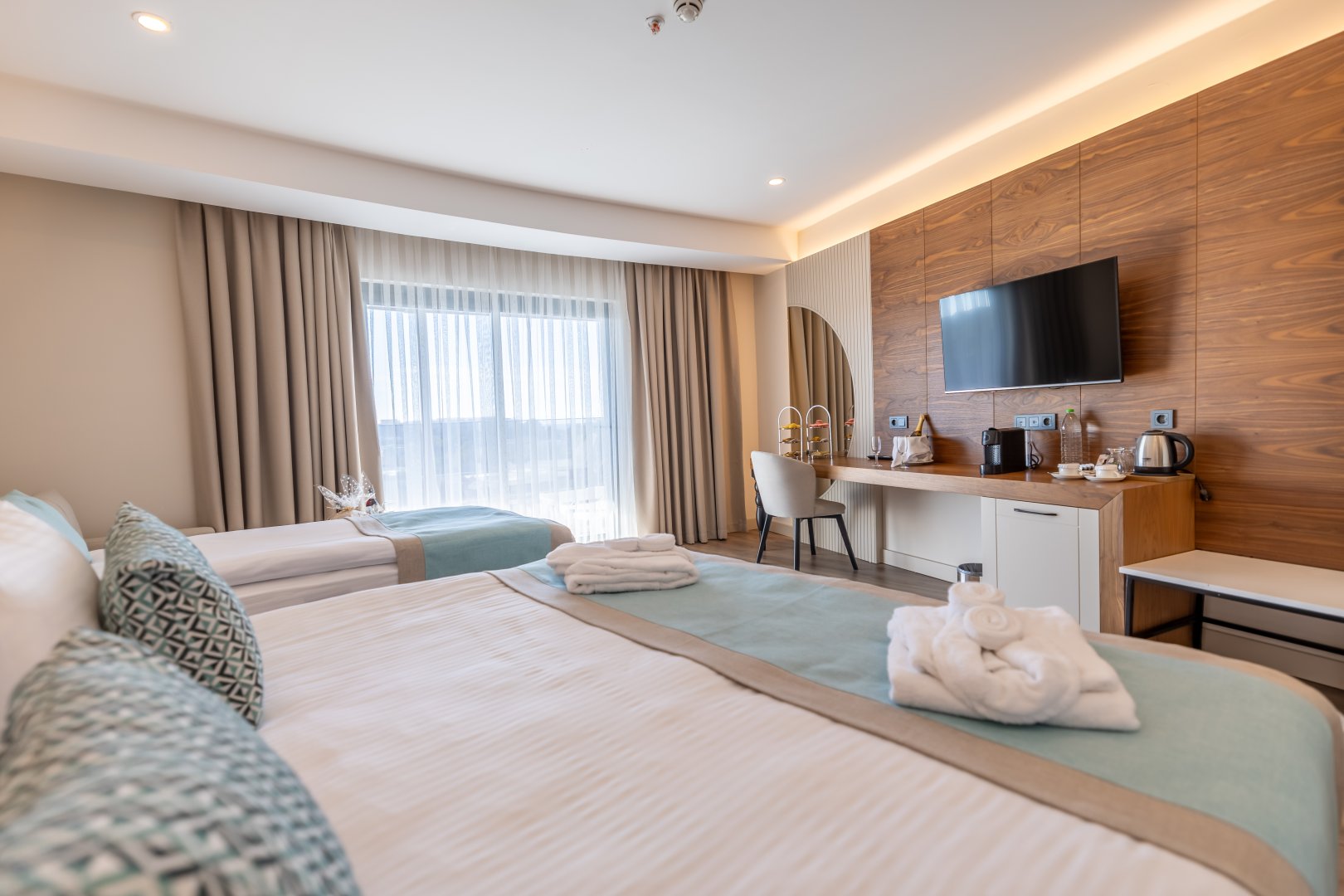 FAMILY ROOM LAND VIEW WITH JAKUZI