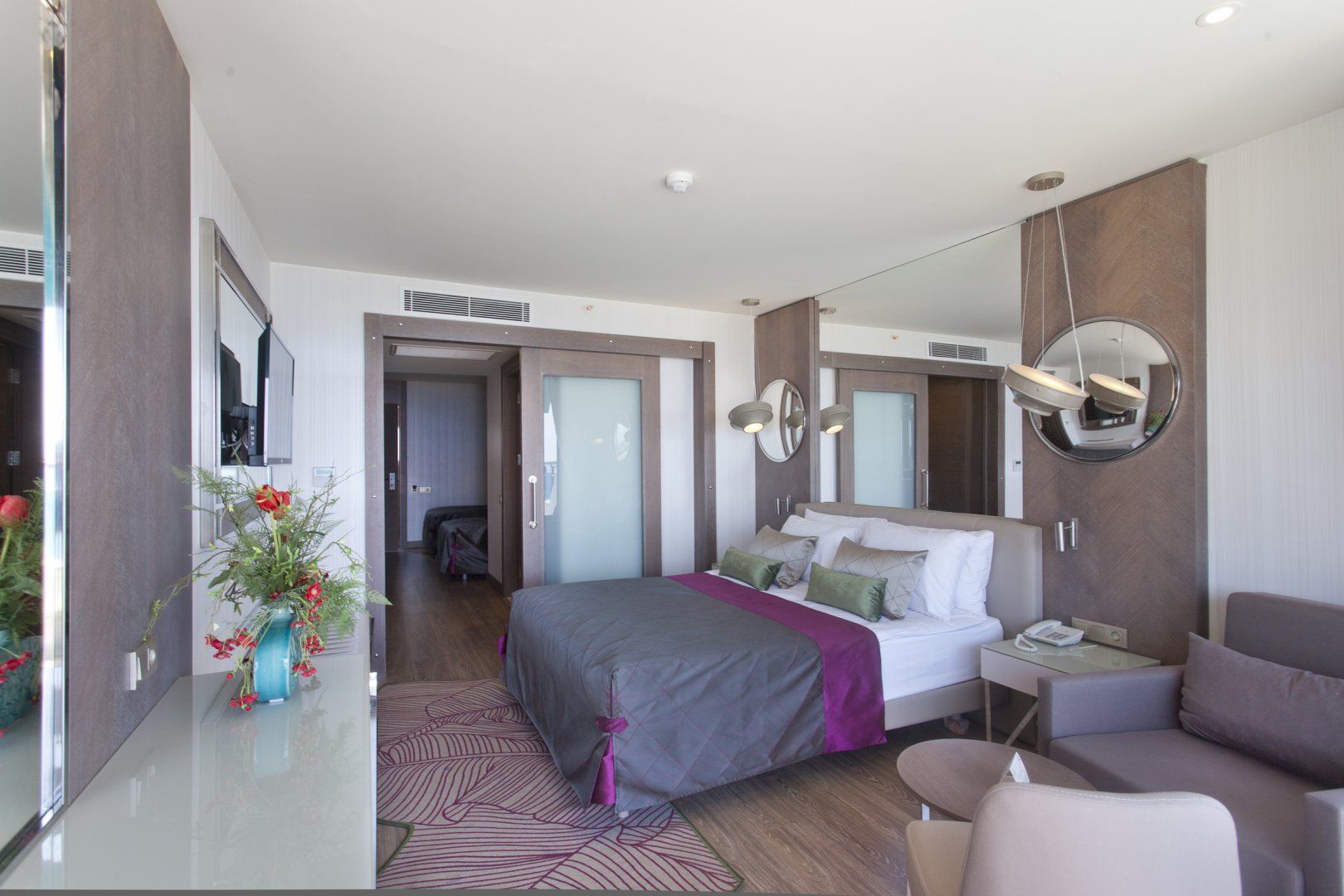 FAMILY ROOM POOL VIEW