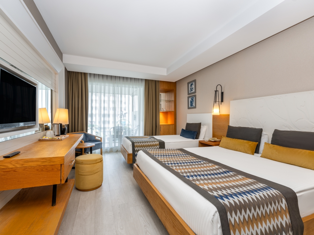 TERAS JAKUZILI YANDAN DENIZ MANZARALI ODA