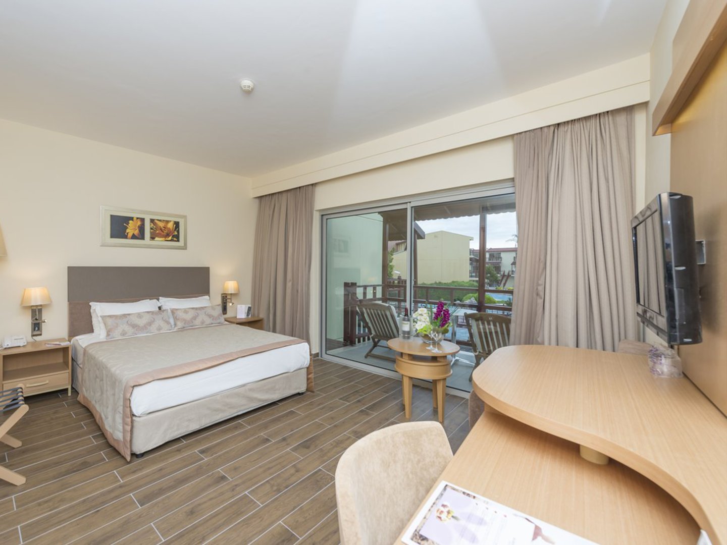 LAKE FAMILY ROOM LUXE SECOND FLOOR