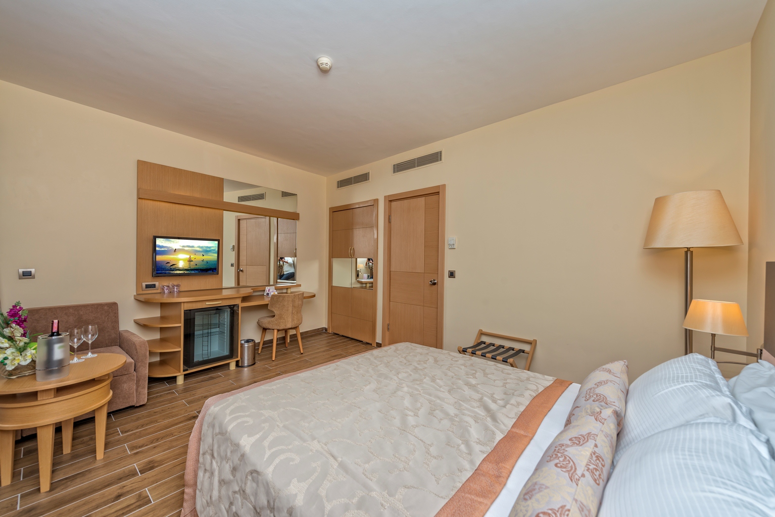 LAKE FAMILY ROOM LUXE GROUND FLOOR