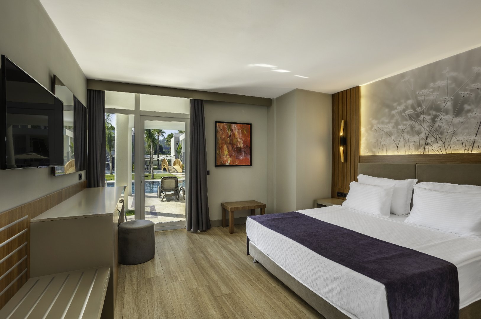 LAKE  SWIM-UP FAMILY SUITE 