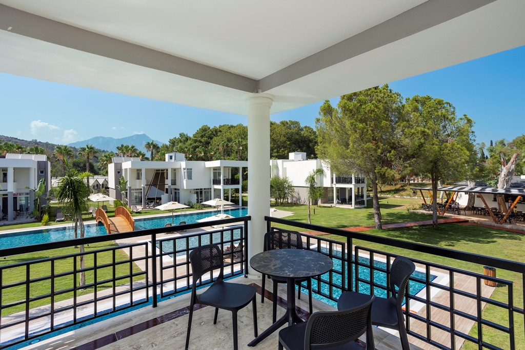 LAKE SWIM-UP SUPERIOR ROOM UP FLOOR