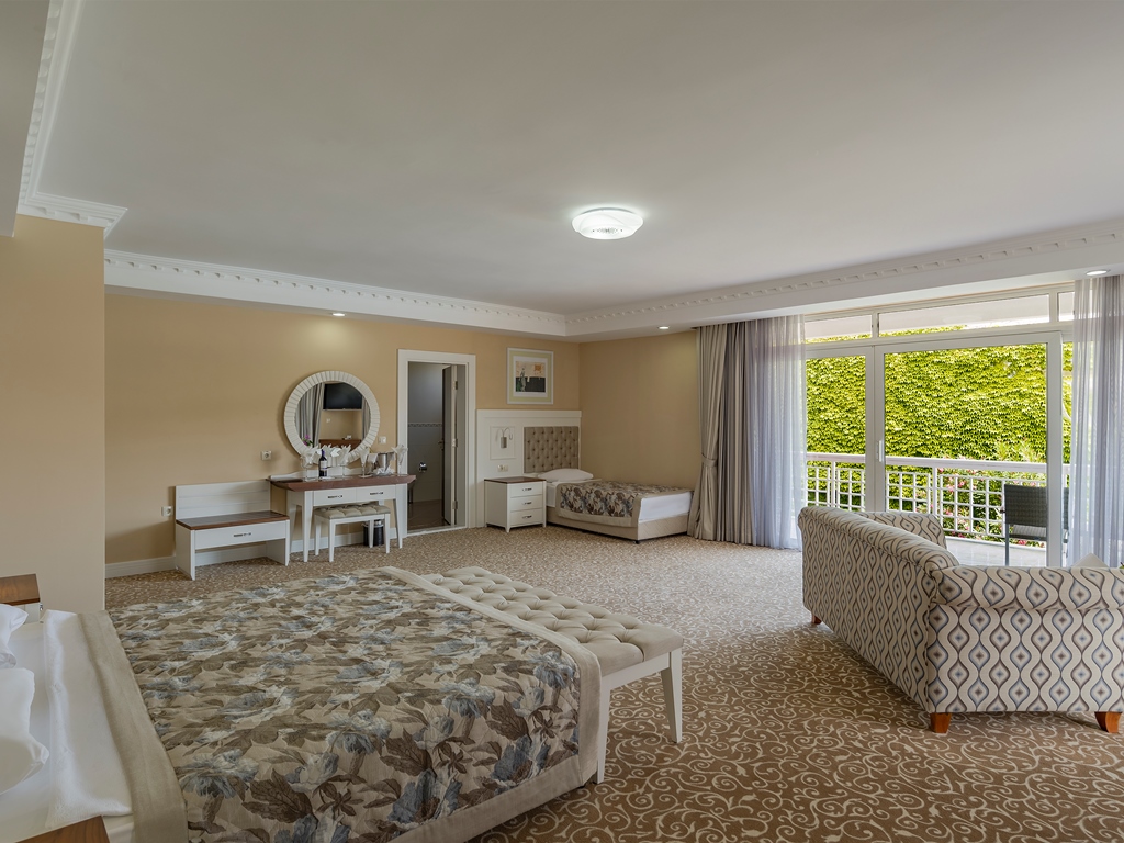                     SUPERIOR JUNIOR SUITE                          